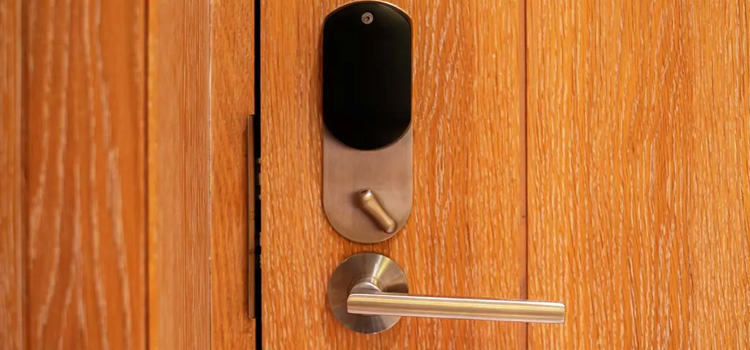 Automatic Locking Door Knob Saratoga